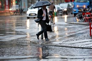   Københavnerne blev tirsdag overrasket af kraftige tordenbyger - sommeren er her ikke helt endnu. Regn, regnvejr, paraply, fodgængere. Arkivfoto: Jens Dresling