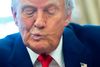 Var det "the art of the deal" eller et knæfald for finansmarkederne, der onsdag fik Donald Trump til at sætte sin toldplan på pause? Selv faste støtter vakler. Foto: SAUL LOEB / AFP