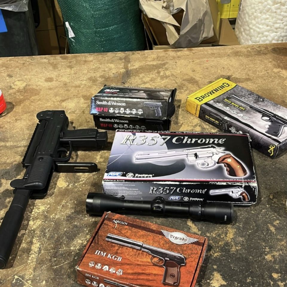 Afsløring: Skjult lager af våben og narko i pakkeposten