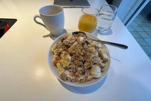Cykelrytteren Frederik Muff laver sin egen chiagrød, som han spiser hver eneste dag. Det giver god energi, mener han. Her er opskriften. 