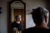 Lis Lehm har haft besøg af et par venner i haven, men på behørig afstand. Det brugte porcelæn blev håndteret med handsker og skoldet, før det blev placeret i opvaskemaskinen. Foto: Joachim Ladefoged