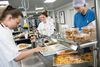 Der er rift om buffeten på Randers Regionshospital. Det er primært ansatte og pårørende, der benytter kantinen, men tirsdag dukkede enkelte patienter også op. Kødet er der dog blevet mindre af, forklarer cheføkonoma Mona Carøe Jensen: »Vi begyndte at skære ned på kødet i vores kødretter og puttede eksempelvis flere bønner, linser og grøntsager i retterne. I dag har vi halveret vores kødmængde i kantinen.« Foto: Mikkel Berg Pedersen