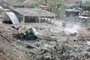 Et foto fra det syriske nyhedsbureau SANA viser ødelæggelserne efter det israelske angreb søndag. Det kostet mindst 42 soldater livet, meddelte Det Syriske Observatorium for Menneskerettigheder i går. Foto: SANA/AP