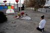 Melissa Smith beder en bøn ved socialcentret i San Bernardino. Her mistede 14 mennesker livet, og 21 blev såret. Sagen, der stadig har mange løse ender, kan have udløbere til ekstremistiske kredse. Foto: Chris Carlson/AP