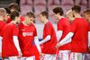 De danske landsholdsspillere trak i T-shirts med budskabet ”Fodbold støtter forandringer” inden VM-kvalifikationskampen mod Moldova søndag aften. Men er det landsholdet og ikke Folketinget, der skal føre dansk udenrigspolitik? Spørgsmålet deler vandene. Foto: Jens Dresling/Riitzau Scanpix