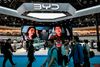 Elbiler vokser frem på den globale bilscene. Helt i front er Kina. Da verdens største biludstilling, Beijing Auto Show, løb af stablen sidste måned, stod folk i kø for at se morgendagens elbiler. Foto: Adek Berry/AFP