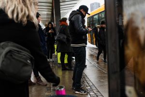 Hos Kombardo Expressen har coronaudbruddet allerede nu påvirket passagertallet, som er faldet. Eksperter udtaler til Fagbladet 3F, at især bus- og taxachauffører har øget risiko for at blive smittet med virussen.