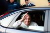 Pave Frans vinker fra sin bil, da han forlader fængslet Regina Cæli i Rom. Foto: Filippo Monteforte/AFP