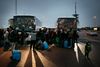 Flygtningepresset er nu så stort i Sverige, at man ikke kan skaffe senge nok. Torsdag aften blev tre busser sendt til Kiruna, hvor temperaturen om vinteren når minus 20-30 grader. Mange flygtninge forsøgte desperat at undgå rejsen op nord for polarcirklen. Foto: Rune Aarestrup Pedersen