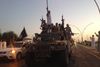 En vogn med Isil-krigere kører gennem Mosul.
