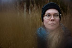 Siden teenageårene har migræne dikteret Jeanette Andersens liv. De kroniske smerter har sat en stopper for store drømme og har gang på gang tvunget hende til at finde sig selv på ny. Hvilket menneske står tilbage, når smerterne altid vil have deres vilje?  