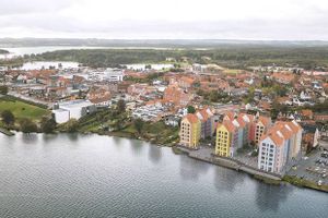 Byggemodning af grunden til det såkaldte Lille Nyhavn-byggeri i Skanderborg er stoppet, fordi Miljø- og Fødevareklagenævnet har givet en nabo medhold i en klage over kommunens screening af byggeprojektet. 