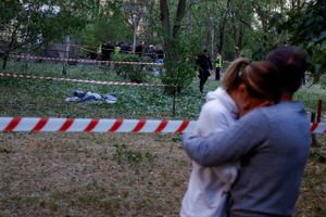 Ifølge Kyivs militære administration er to af tre døde børn, mens flere andre meldes såret efter angreb.