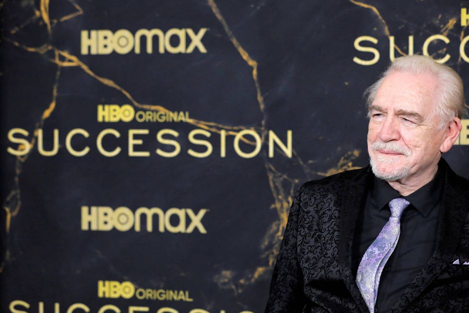 Man kan ikke se den succesfulde HBO Max-serie "Succession" om den aldrende mediemogul spillet af Brian Cox (billedet), der nægter at lade sig pensionere, uden også at drage en sammenligning til tilstanden i toppen af Det Demokratiske Parti, mener Micro Reimer-Elster.