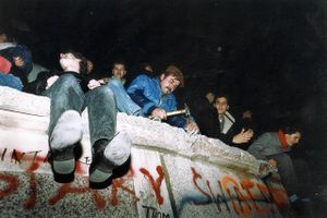 1990’erne var – det kan vi nu se – et meget mærkeligt årti, der stod uden for nummer. Årtiet ligger efter det 20. århundrede, der slutter i perioden 1989-1991, blandt andet indvarslet med Murens fald i november 1989. Men det ligger også før, at der for alvor opstår en ny verdensorden. Det kunne man ikke vide dengang, skriver Henrik Dahl. Foto: Ole Lind