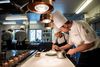 Køkkenchef Lasse Paulsen og souchef Stine Kvist retter an. Teknisk perfektion er en æressag i Molskroens køkken. Foto: Jan Dagø.