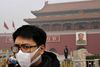 Ansigtsmasker er ikke noget usædvanligt syn i Kinas hovedstad, Beijing. I disse dage plages Beijing og store dele af det nordlige Kina af en tyk, grå smog, og tirsdag var forureningen omkring 20 gange over det niveau, som Verdenssundhedsorganisa-tionen, WHO, betragter som sundhedsskadeligt. Foto: Kim Kyung-Hoon /Reuters