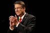 Den republikanske guvernør Pat McCrory fik det konservative flertal i parlamentet i North Carolina til at vedtage en "toiletlov" i marts. Dens konsekvenser har domineret valgkampen. Foto: Gerry Broome/AP