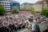 Patrick Mortensen viser DM-pokalen fra rådhusets balkon. Foto: Bo Amstrup/Ritzau Scanpix