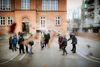 De yngste elever skal lege og undervises sammen i mindre grupper, når de fra på onsdag møder igen i skole. Foto: Carsten Snejbjerg