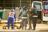 Romain Grosjean hjælpes over i ambulance af læge Ian Roberts og ambulancefører Alan van der Merwe. Foto: Haas F1 Team