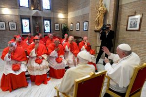 Pave Frans bad nye kardinaler huske de fattige, hjemløse og migranterne samt at elske kirken i stort og småt.