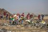 Redningsarbejdere er i gang med at bjræge lig og rydde op efter et Boeing 737 Max-fly fra Ethiopean Airlines styrtede ned syd for Etiopiens hovedstad Addis Addaba i marts, 2019. Foto: AP Photo/Mulugeta Ayene