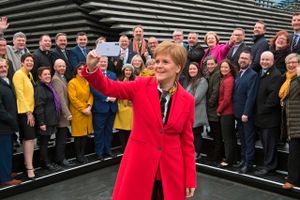 Den skotske førsteminister, Nicola Sturgeon, sammen med nyvalgte SNP-medlemmer. Foto: Neil Hanna/AFP