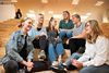 På Fredericia Gymnasium er der både plads til alvor og grin, når der bliver talt om alt fra antal sexpartnere, onani og porno. Fra venstre: Andrea Creutz Høffer, Anemone Jensen, Signe Dam Grønning, Camilla Marie Brøndum Andersen, Joakim Christensen og Cecilie Poulsen. Foto: Brian Karmark