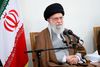 Det er traditionelt af stor symbolsk betydning, når den øverste åndelige leder står i spidsen for fredagsbønnen. Det skriver BBC. Det er forbeholdt tider, hvor Irans øverste autoritet ønsker at levere et vigtigt budskab. Foto: Handout/AFP Photo/Leader.ir