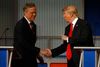Jeb Bush og Donald Trump siger tak for kampen efter tirsdagens republikanske debat i Milwaukee. Foto: Morry Gash/AP.