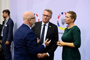 Med en ny våbenfond og en krigsstøtte på over 11 mia. kr. skruer Danmark og en række andre lande kraftigt op for støtten til Ukraine. De nye tiltag blev torsdag aftalt på en international donorkonference i København. 