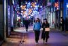 Hollændere på juleshopping må vente til efter nytår, før de kan blive vaccineret. Som i flere andre lande er planlægningen af vaccinationerne i gang. Foto: Ramon van Flymen/ANP/AFP