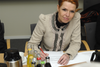 Udlændingeminister Inger Støjberg mener, at der er flere ulemper end fordele ved statslige flygtningelandsbyer. Men nu går regeringen med til at undersøge sagen nærmere.