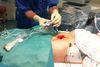 Elektroporation blev i denne uge taget i brug på Aalborg Universitetshospital. Tre nåle stikkes ca. 20-30 cm ind i patienten, hvor kræftsvulsten på forhånd er lokaliseret med en ultralyds-scanning. Herefter sendes strøm på 3.000 volt jævnstrøm ind i svulsten i stød på millisekunder, mens hjerterytmen overvåges.