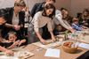 Kronprinsesse Mary til bagetime på North Nordic Food Festival i New York. Til venstre miljø- og fødevareminister Eva Kjer Hansen (V), der ligeledes morede sig ved arrangementet. Foto: Anne Hollande