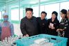 Kim Jong-un på besøg på en kosmetikfabrik i Nordkoreas hovedstad, Pyongyang, i søndags. Kvinden i den blomstrende kjole er hans hustru, Ri Sol-ju, der stadigt oftere viser sig offentligt. Foto: AP