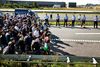 Tidligere var det forsvindende få flygtninge, der blev vurderet jobparate af kommunernes socialrådgivere. Her er det flygtninge og migranter, der gik på motorvej E45 i september i fjor. Foto: Polfoto/Martin Lehmann