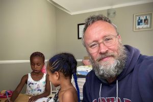 Han skulle egentlig have arbejdet i Rusland, men endte ad omveje i Sydafrika. 20 år senere er Johnny Ohgrøn Hansen stadig ikke vendt retur og har i stedet etableret et utraditionelt liv i Johannesburg. 