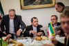 Den iranske viceudenrigsminister, Majid Takht-Ravanchi, var flankeret af Irans ambassadør i Danmark, Hamid Bayat, på den ene side (tv.) og departementschefen for det iranske udenrigsministerium på den anden, da han spiste morgenmad med den danske presse. Foto: Stine Bidstrup