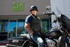 Ud over at have grundlagt sin egen kirke, er den amerikanske præst Tim Thompson også passioneret omkring sin klassiske Harley-Davidson-motorcykel. Her sidder han på sin motorcykel med skiltet ind til sin kirke i baggrunden. Foto: Ed Kashi