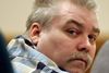 Steven Avery lytter til vidnesbyrd i retssalen i Calumet County Courthouse.
