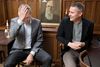 I et lille hjørne på Arbejdermuseets café tager Henrik Sass Larsen (t.h.) og Peter Skaarup sig tid til at diskutere med hinanden i halvanden time midt i den hektiske valgkamp. Foto: Lars Krabbe