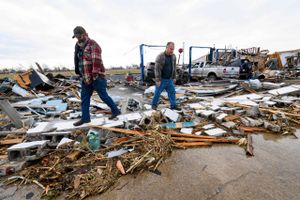 Mindst 70 og op mod 100 mennesker er døde i Kentucky, efter at tornadoer har ramt delstaten, oplyser guvernør.