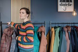 Modevirksomheden Danefæ mener, at Mærsk og de andre rederier nedprioriterer de små virksomheder, som må finde sig i højere priser og flere forsinkelser end de store koncerner. »Det er os og forbrugerne, der betaler regningen,« siger direktør.
