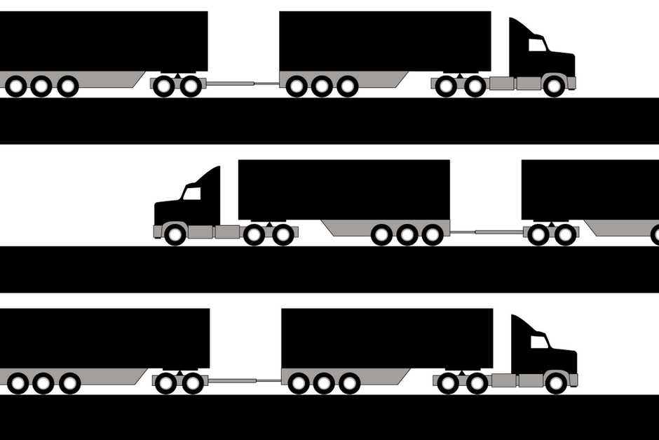 Bredt flertal bag med 32 meter lange lastbiler