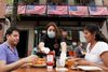 En tjener bærer mundbind på en burgerrestaurant i Virginia. Ifølge en undersøgelse fra Dalia Research mener flest, at Kina har håndteret coronaepidemien godt, mens der ikke er stor opbakning til USA. Foto:/Kevin Lamarque/Reuters
