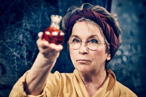Hanne Laursen er mere sygeplejerske end heksekunstner i ”De 7 slags dråber”, men hendes urte- og blomsterblandinger gør bemærkelsesværdige ting ved det søvnige lokalsamfund. Foto: Emilia Therese