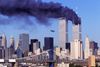 Mest berygtet er al-Qaedas angreb på World Trade Center i New York den 11. september i 2001. På billedet ses United Airlines Flight 175, der som det andet fly blev styret ind i tårnene. 2.977 mennesker blev dræbt ved angrebet, der blev udført mod flere mål i USA. 2.606 af ofrene døde i World Trade Center. Foto: Robert Clark/AP