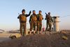 Soldater fra den kurdiske Peshmerga-hær har svært ved at få bugt med den islamiske gruppe IS i det nordlige Irak, men den fulde støtte fra USA lader vente på sig.
